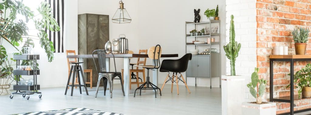 Décor industriel de salle à manger spacieuse avec chaises et table